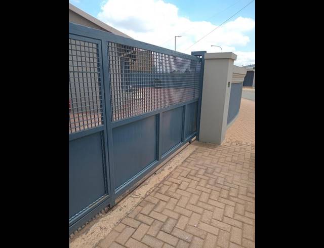 3 BEDROOM HOUSE FOR SALE IN DOBSONVILLE EXT 2